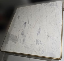 table basse de salon en marbre blanc véritable et laiton