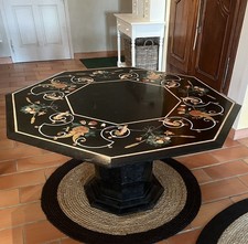 Table octogonale en marqueterie de marbre